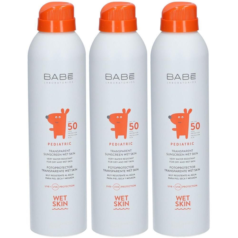 Trois flacons pulvérisateurs blancs avec bouchons orange, BABÉ Pediatric Transparent Sunscreen Wet Skin SPF50.