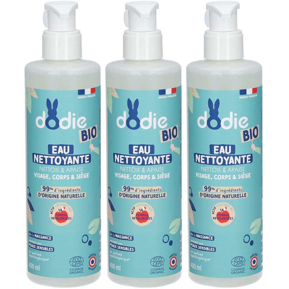 Drie flessen Dodie Bio Reinigingswater met pompdosering. Lichtblauw etiket met konijnenlogo en Franse vlaggen.