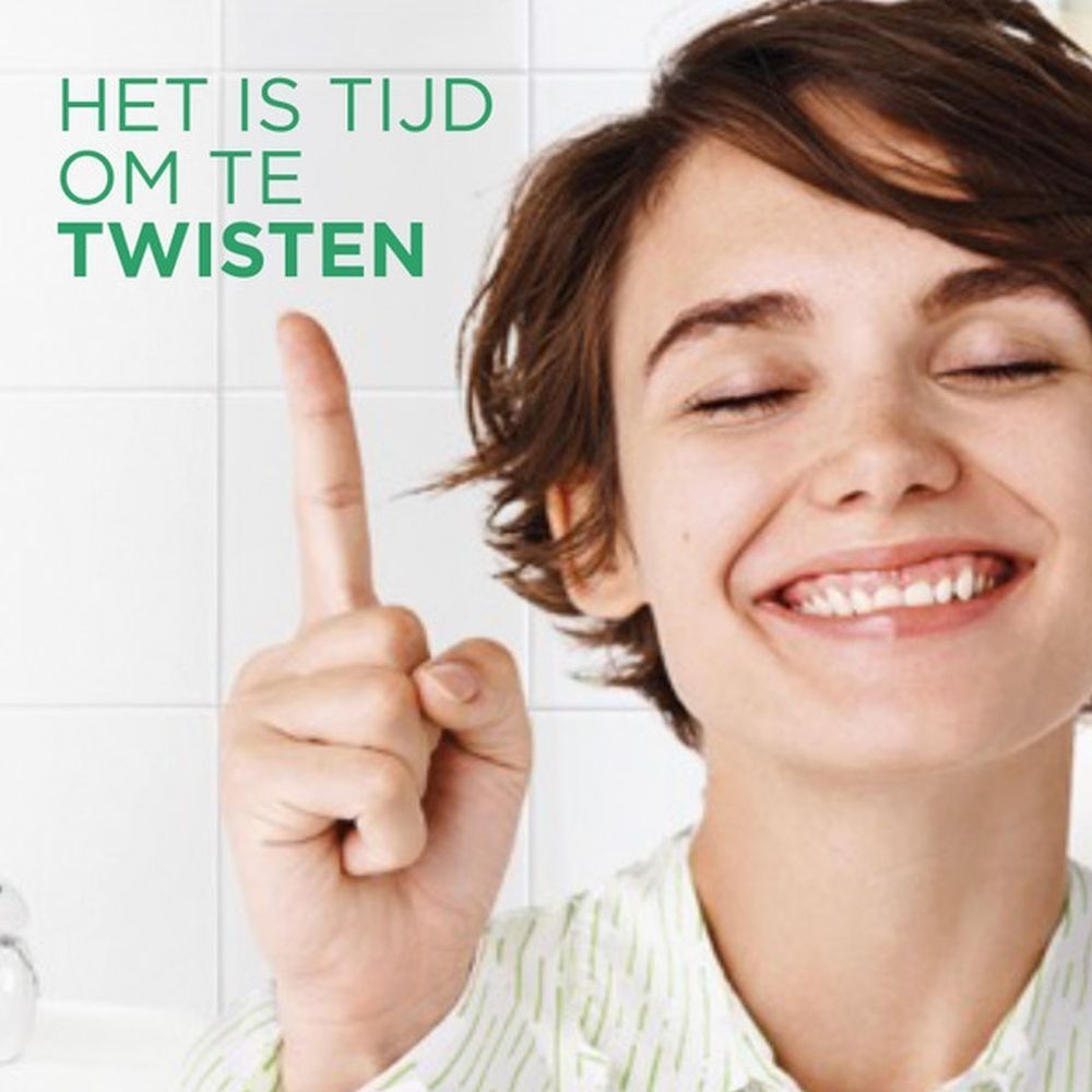 Lachende vrouw ogen gesloten, wijst met vinger omhoog, "Het is tijd om te twisten".