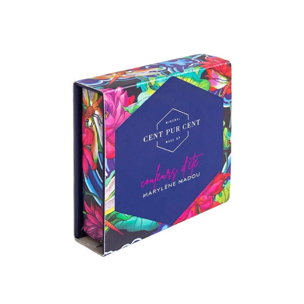 Vier oogschaduwpaletten met elk zes kleuren in een kleurrijke etui met bloemenpatroon.