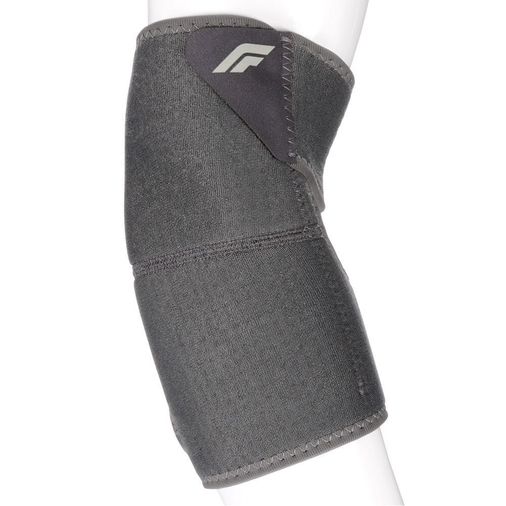Bandage de coude FUTURO Comfort Fit sur un modèle de plâtre. Tricot gris avec découpe.