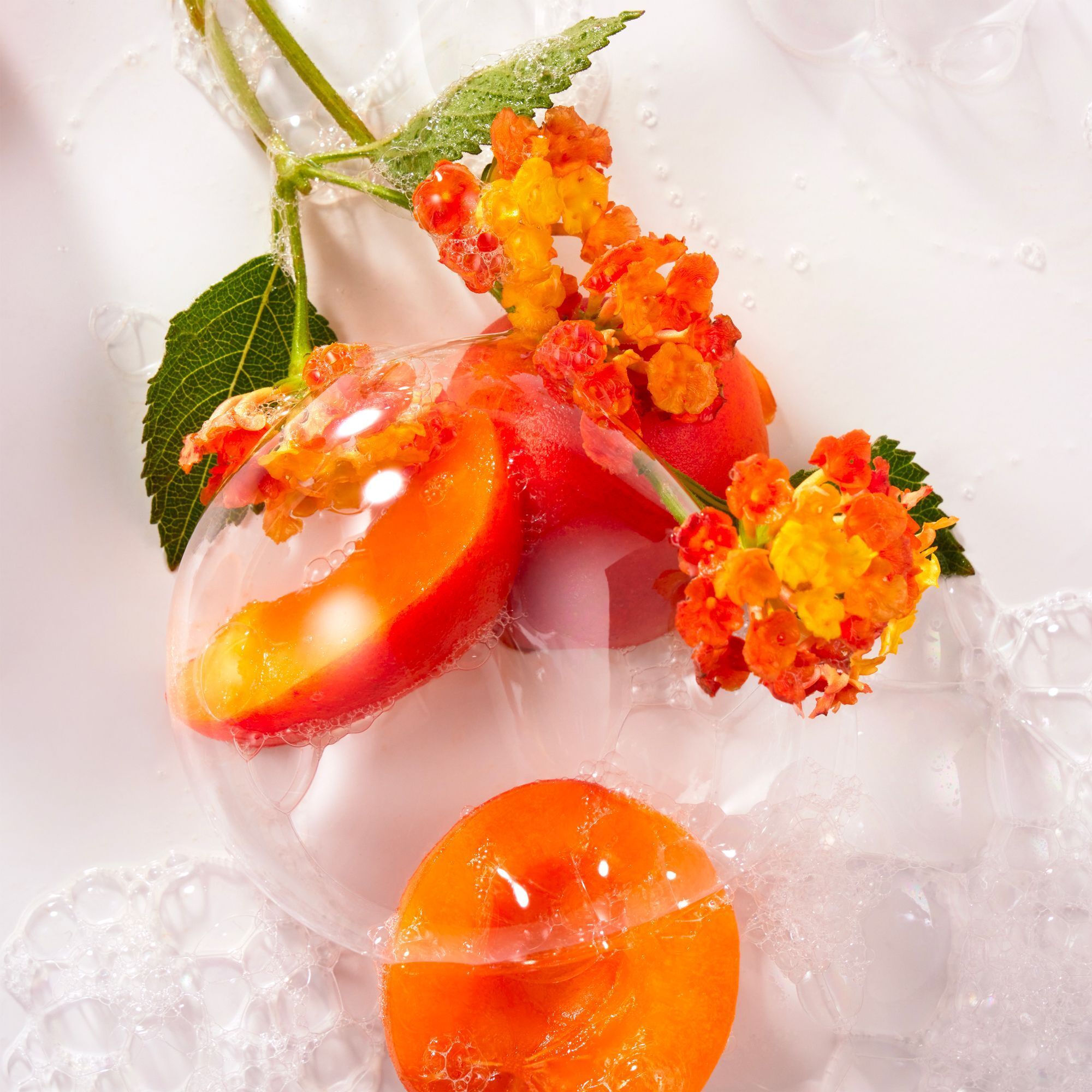 Savon Fleur d'Osmanthus avec fruits et fleurs dans des bulles de savon.