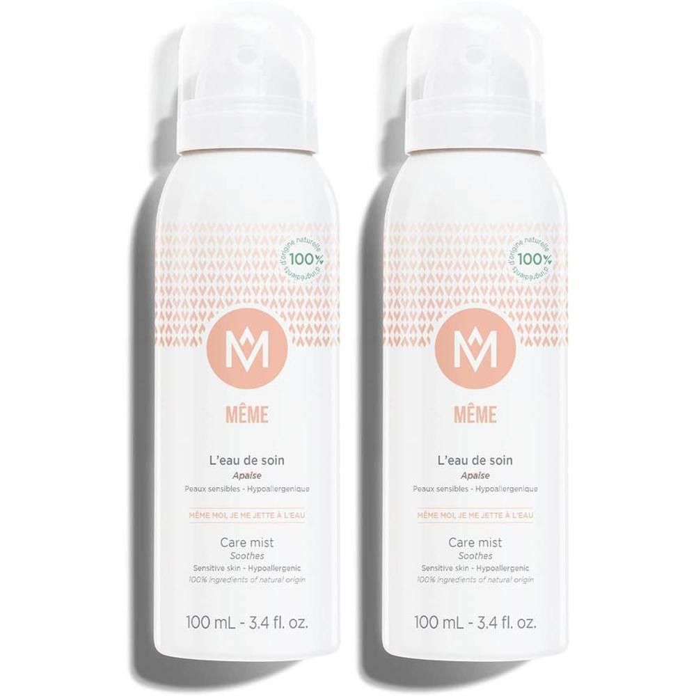 Twee witte spuitflessen met MÊME L'eau de soin etiket en perzikkleurig patroon.