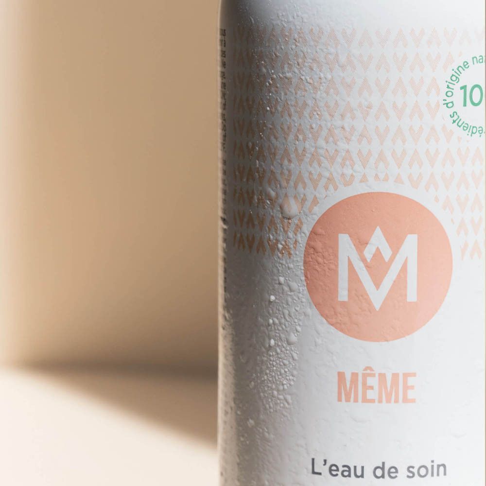 Close-up van een MÊME L'eau de soin spuitfles.