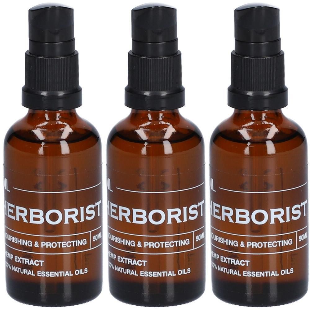 Drie bruine glazen flesjes met pompdoseerder, elk 50 ml, met etiket 'HERBORIST HEMP EXTRACT'.