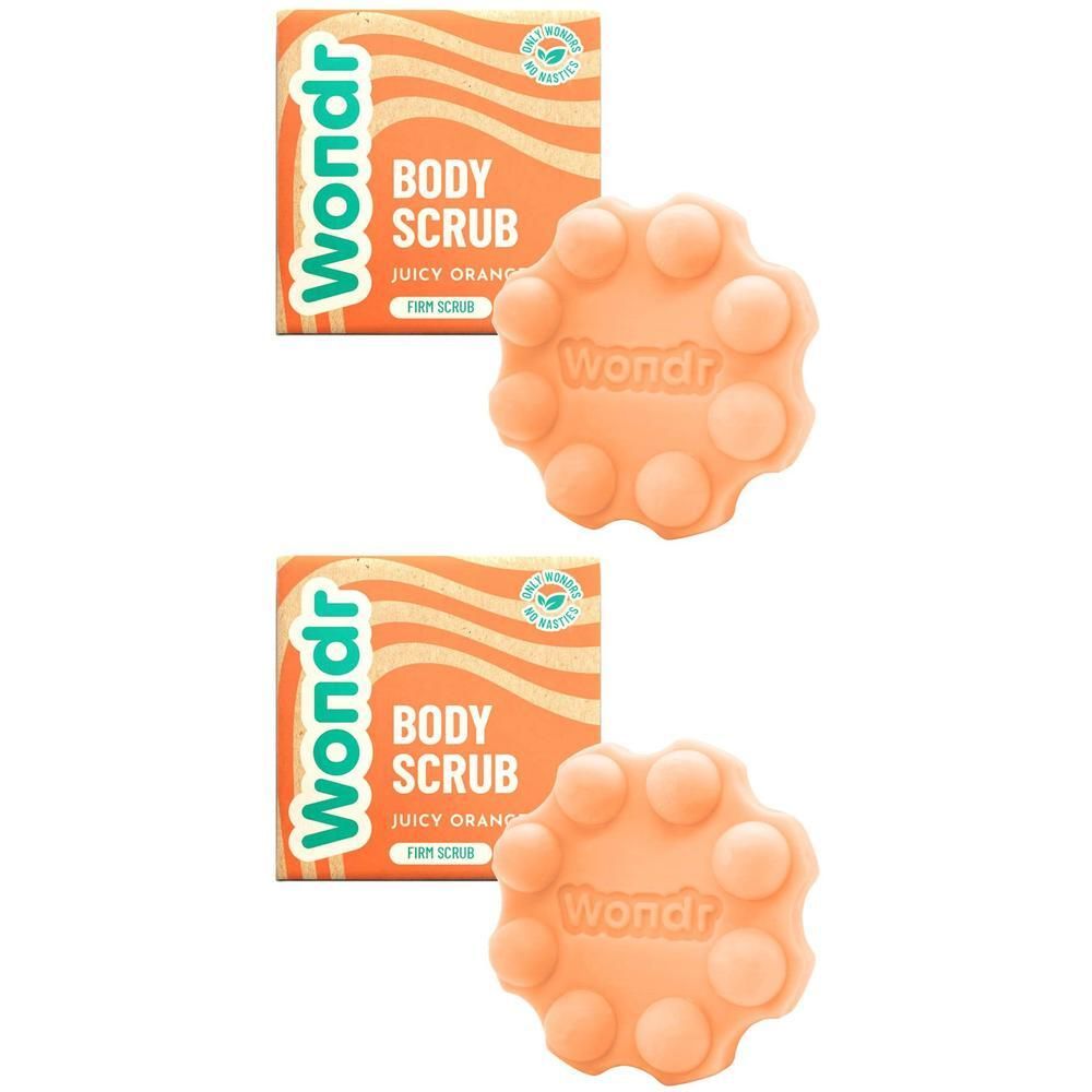 Twee oranje bloemvormige body scrub bars met nopjes, naast de verpakking.