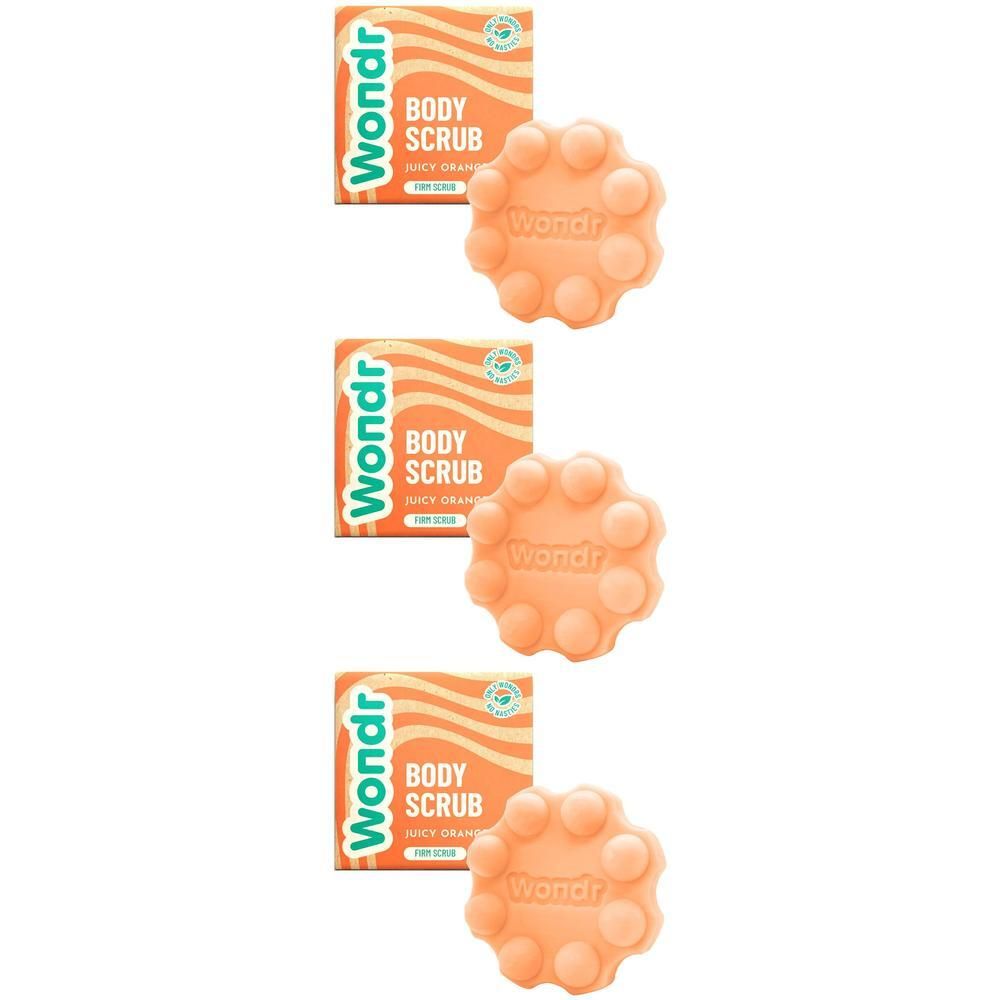 Drie oranje bloemvormige body scrub repen met nopjes, elk met verpakking.