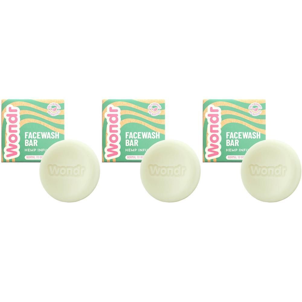Drie ronde gezichtsreinigingszeepjes met Wondr-logo, naast hun verpakkingen.