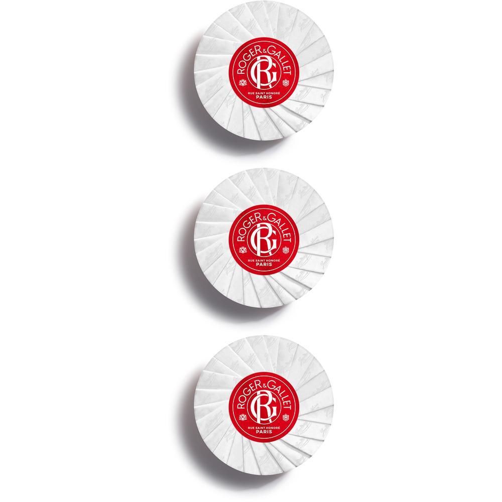 Trois savons Roger & Gallet emballés dans du papier blanc avec sceau rouge.