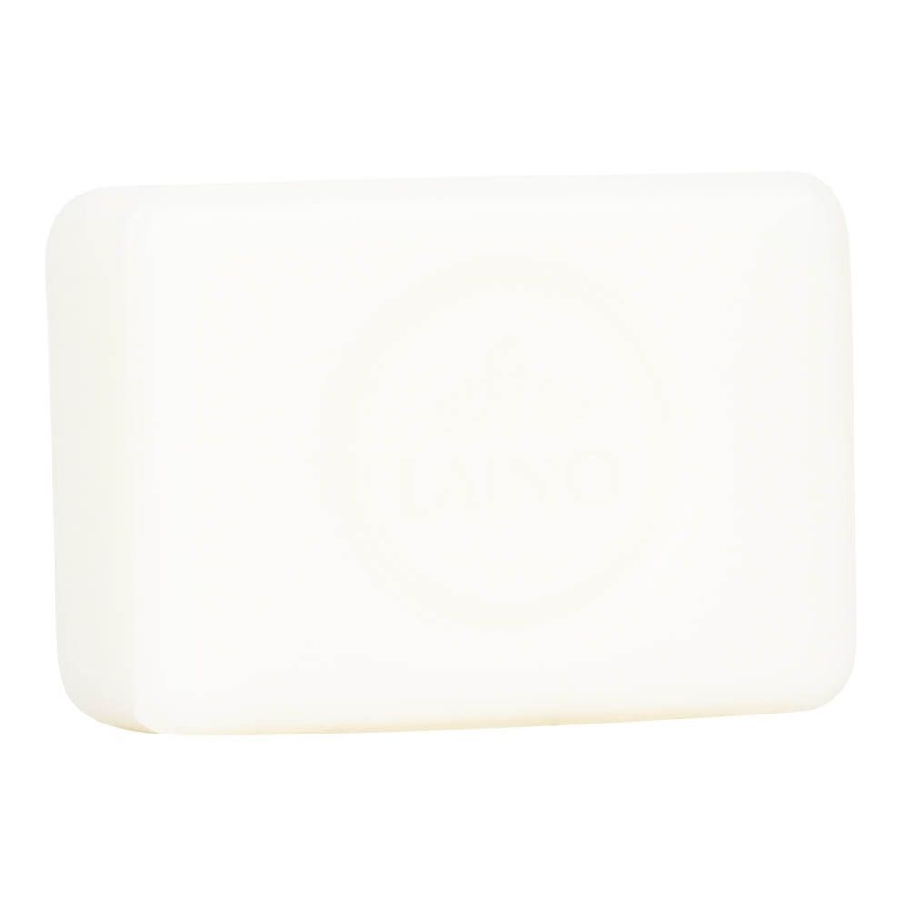 Een witte, vaste Laino Savon de Marseille zeep met reliëflogo.