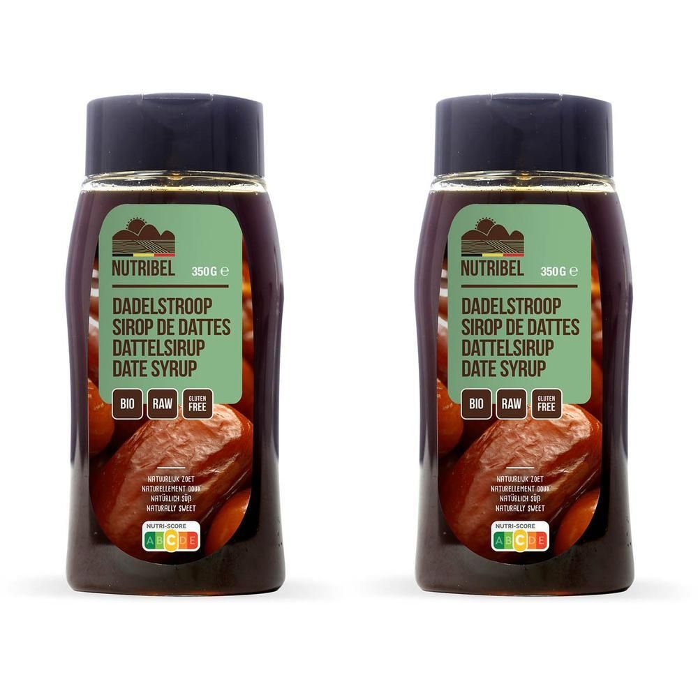 Twee flessen Nutribel dadelstroop. Donkere vloeistof met etiket waarop dadels en Bio-, Raw- en suikervrije aanduidingen staan.