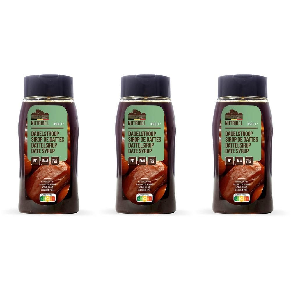 Drie flessen Nutribel dadelstroop met etiketten waarop de merknaam en productinformatie staan.