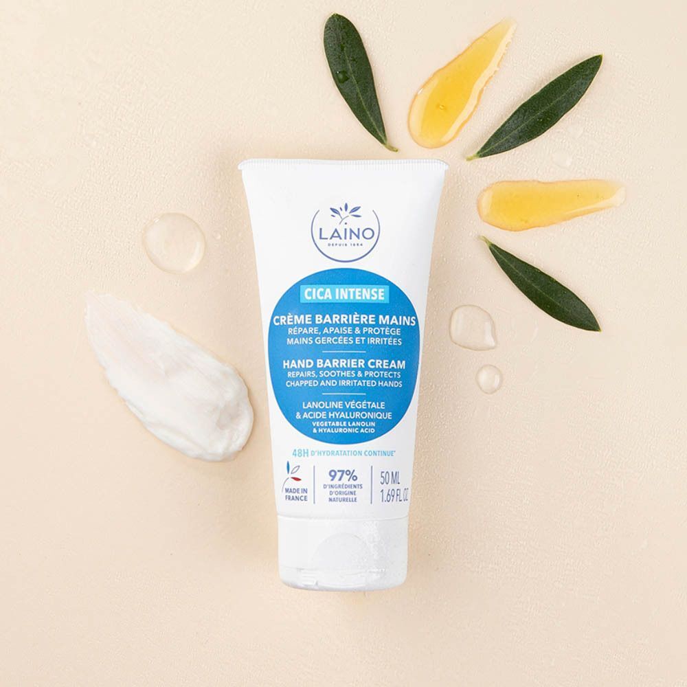 Een tube Laino Hand Barrièrecrème Cica Intense, omringd door crèmemonsters en oliën.