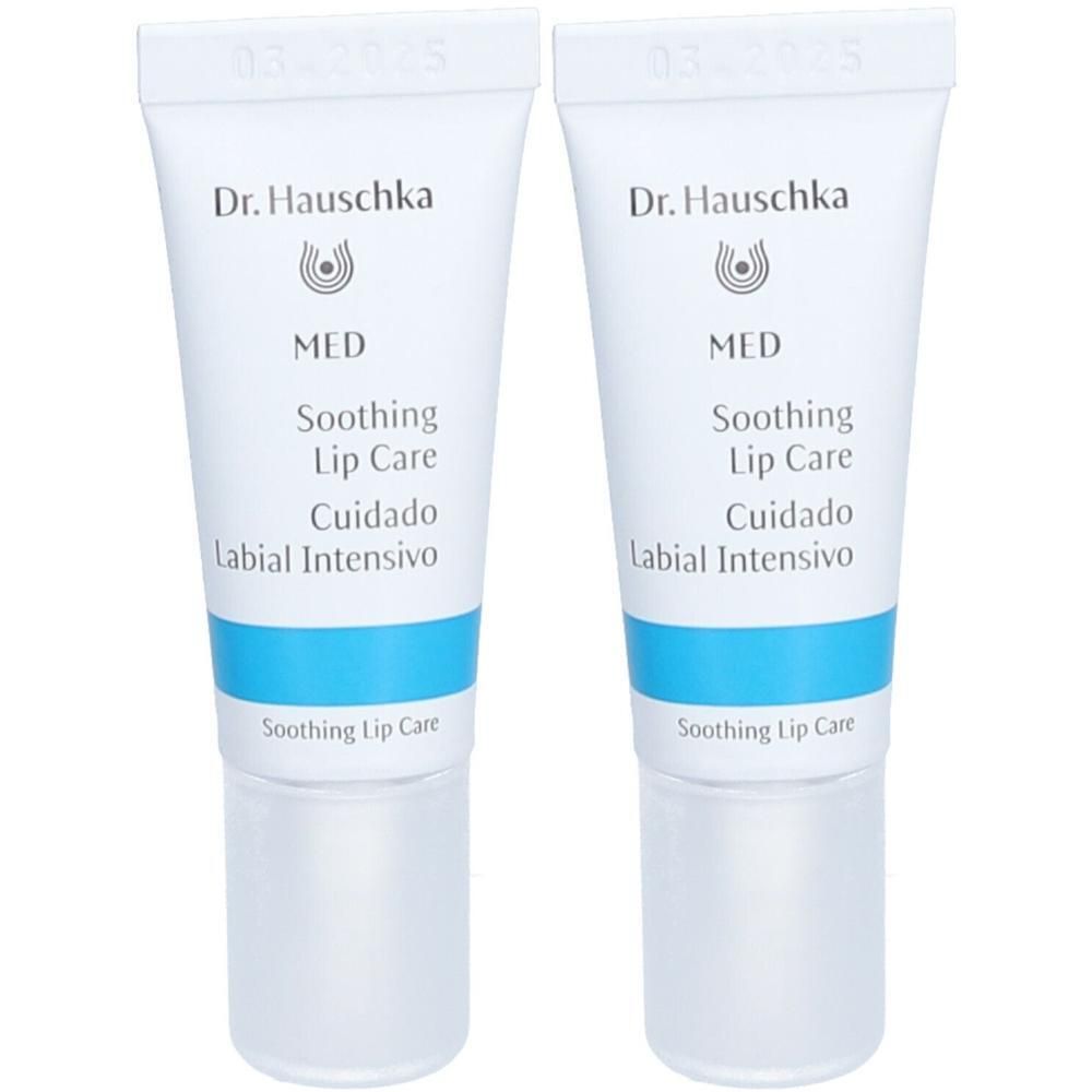 Deux tubes Dr. Hauschka MED Soin des Lèvres avec bande bleue et capuchon transparent.