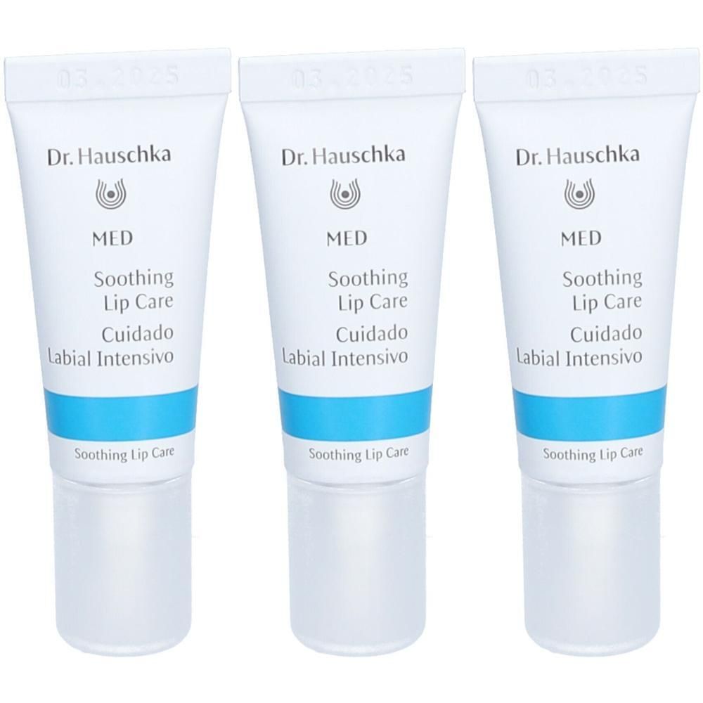 Trois tubes Dr. Hauschka MED Soin des Lèvres avec bande bleue et capuchon transparent.