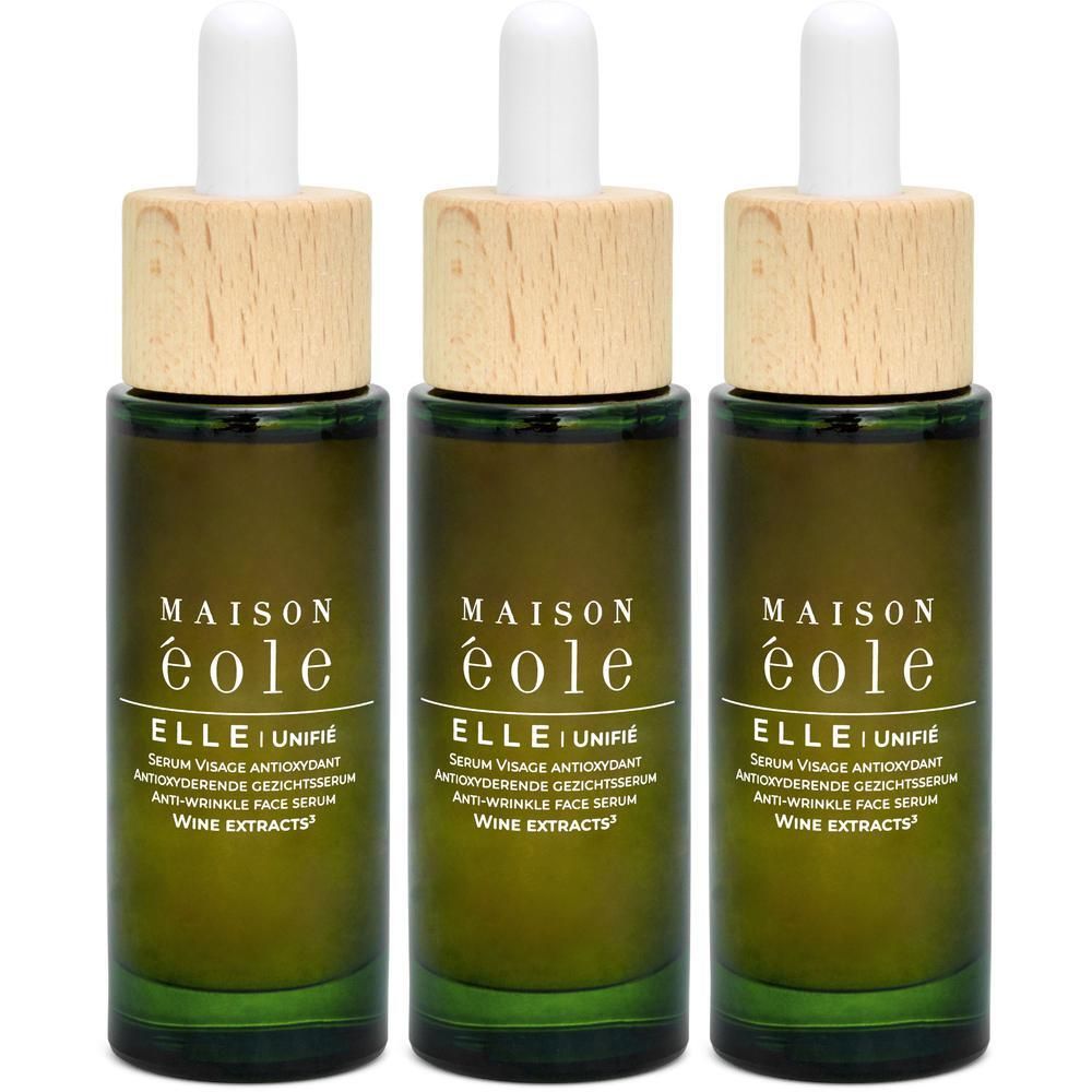 Trois flacons en verre vert avec compte-gouttes et bouchon en bois. Maison Éole Sérum Visage Antioxydant.