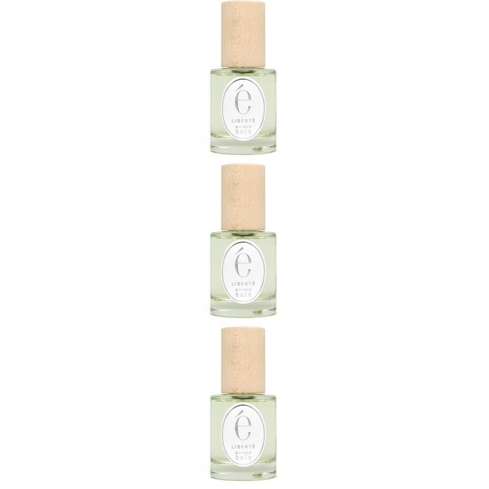 Trois flacons en verre avec bouchon en bois clair, remplis d'un liquide vert pâle. Chaque flacon a une étiquette avec un 'e' stylisé.