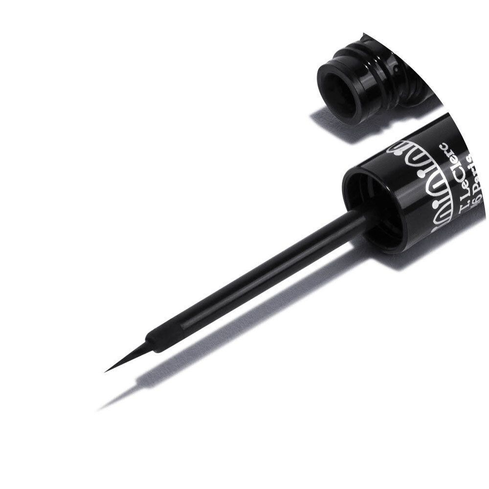 Gros plan sur l'applicateur fin d'un eye-liner noir.