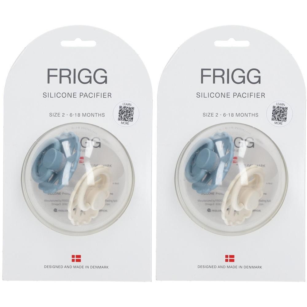 Twee FRIGG siliconen fopspenen, blauw en beige, maat 2 (6-18 maanden), in individuele verpakking.