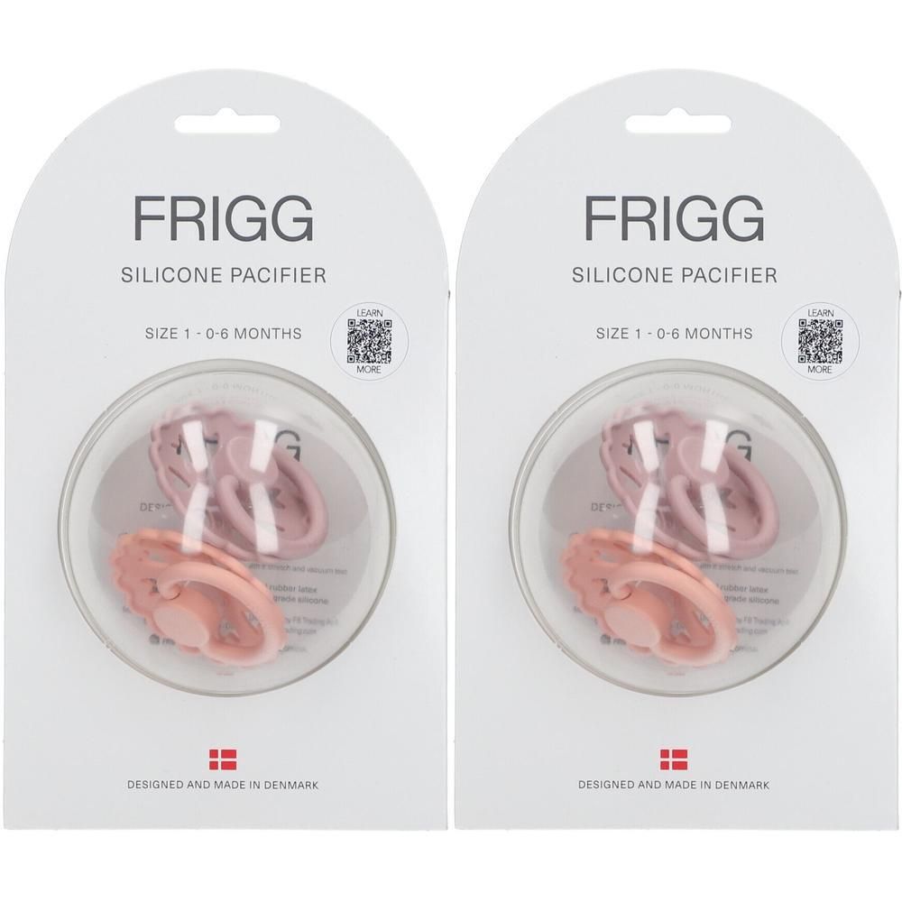 Twee FRIGG siliconen fopspenen in roze en perzik, maat 1 (0-6 maanden), in individuele verpakking.