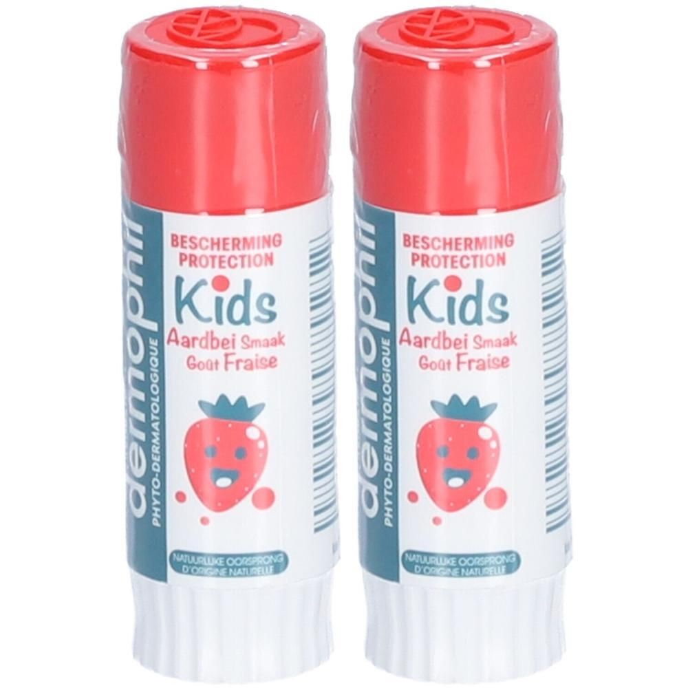 Deux baumes à lèvres Dermophil Kids Goût Fraise. Capuchons rouges, bâtons blancs avec illustration de fraise.
