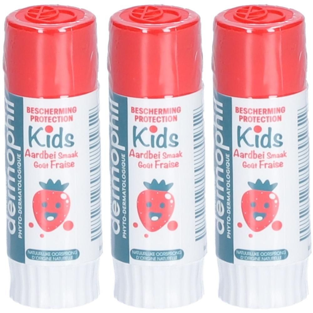 Trois baumes à lèvres Dermophil Kids Goût Fraise avec capuchon rouge et illustration de fraise.