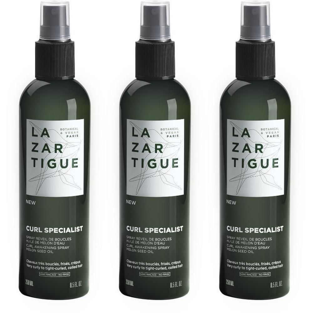 Drie groene spuitflessen met het label 'Lazartigue Curl Specialist'.