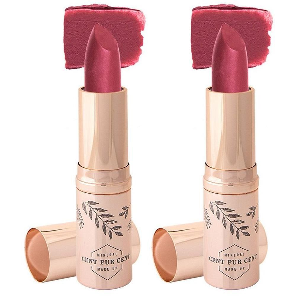 Twee roze lippenstiften met aangebrachte kleurstalen.