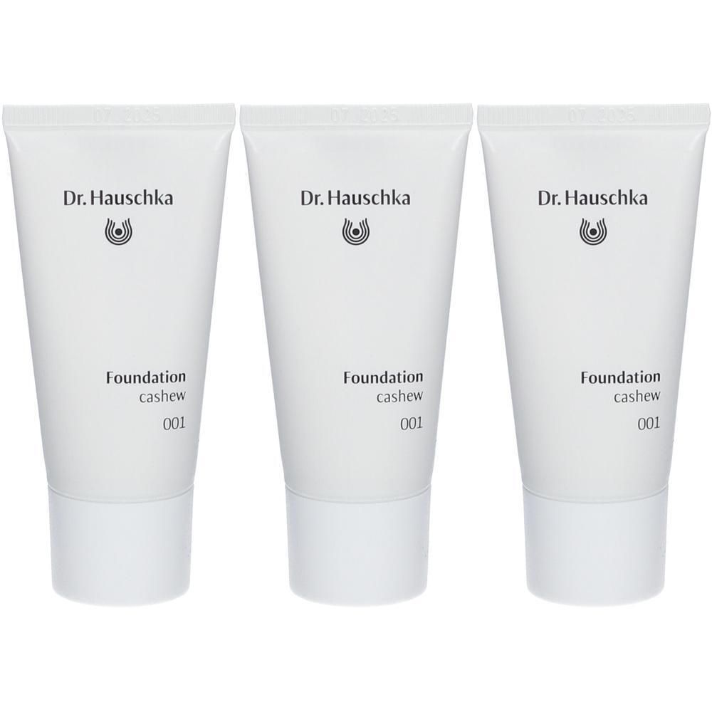 Trois tubes de fond de teint Dr. Hauschka Cashew 001.