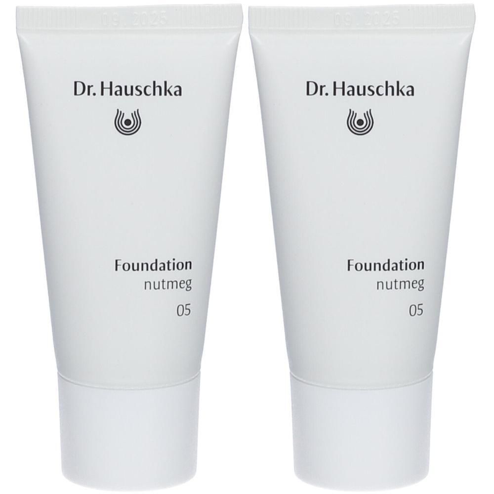 Deux tubes de fond de teint Dr. Hauschka Muscade 05.