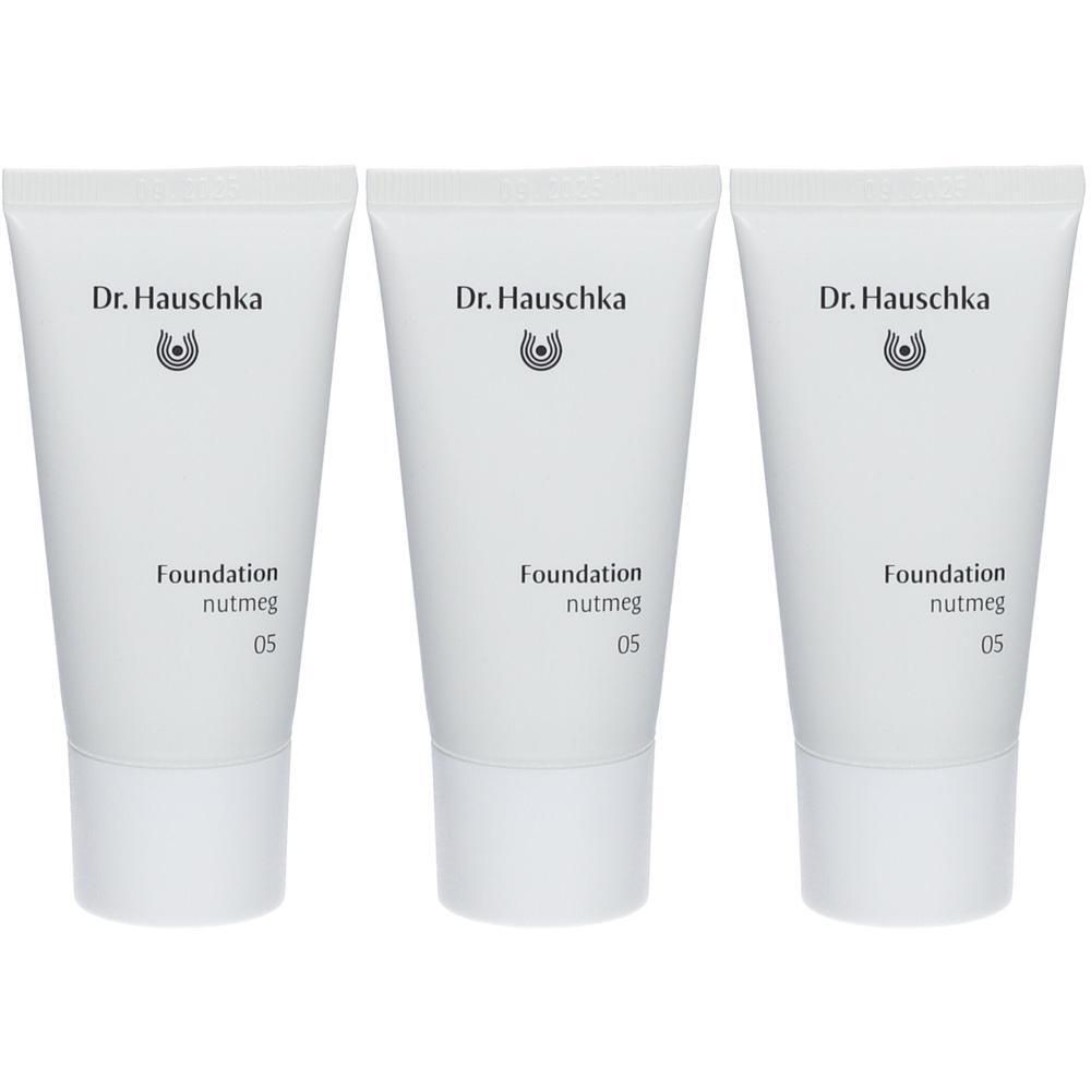 Drie tubes Dr. Hauschka Foundation in Muskaat, tint 05.