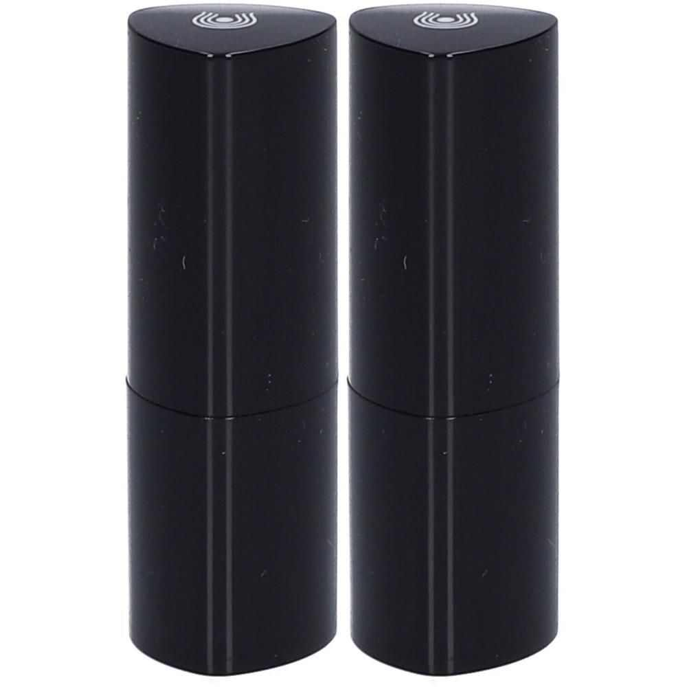 Deux tubes de rouge à lèvres noirs avec un capuchon triangulaire et un logo.