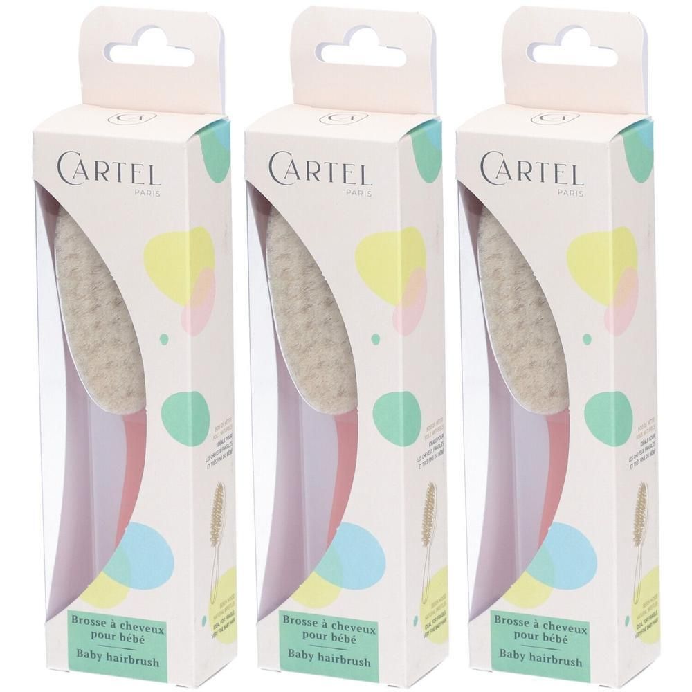 Trois brosses à cheveux pour bébé en emballage. Les brosses ont un manche rose et des poils clairs.