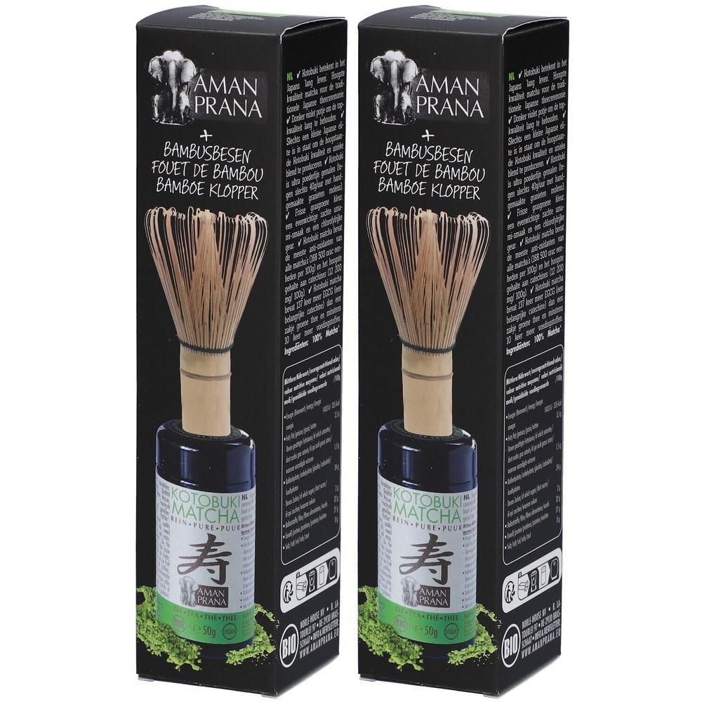 Deux boîtes de Aman Prana Kotobuki Matcha avec fouet en bambou. Poudre de matcha dans une bouteille sombre, fouet en bambou.