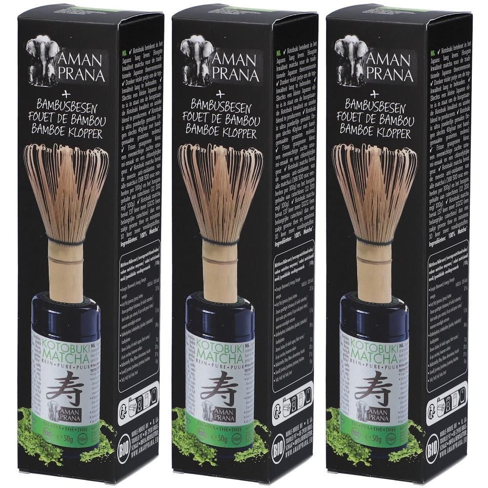 Aman Prana Kotobuki Matcha met bamboe klopper. Matcha poeder in zwarte pot, bamboe klopper met houten handvat.