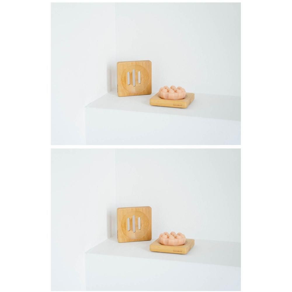 Un porte-savon en bois avec un morceau de savon.
