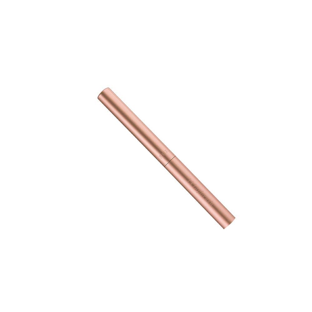 Un pinceau à lèvres rétractable, corps en métal or rose, pointe biseautée.