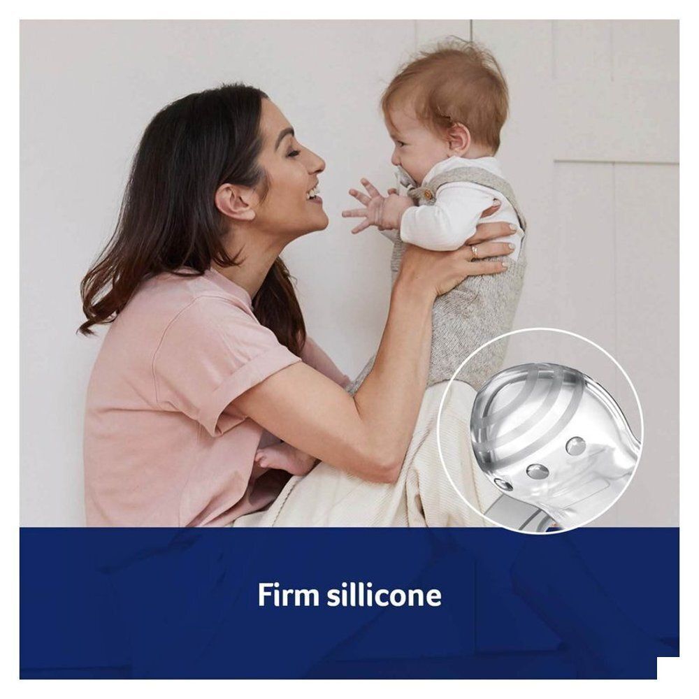 Moeder met baby, close-up van een speen met stevige siliconen.