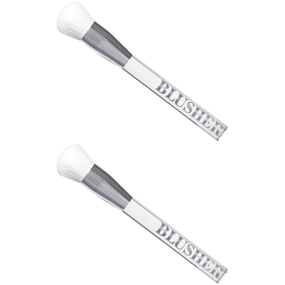 Twee witte blushkwasten met zilveren handvat, met opschrift "BLUSHER".