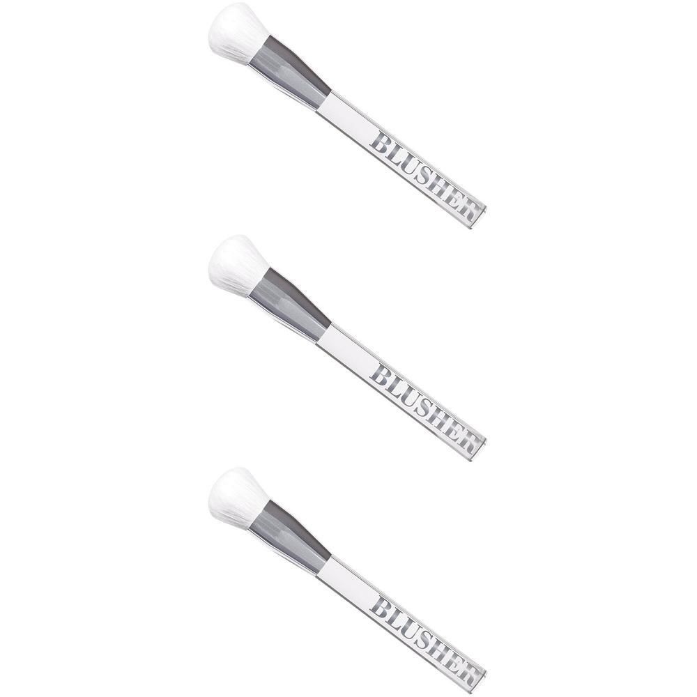 Drie witte blushkwasten met zilveren handvatten, met opschrift 'BLUSHER'.