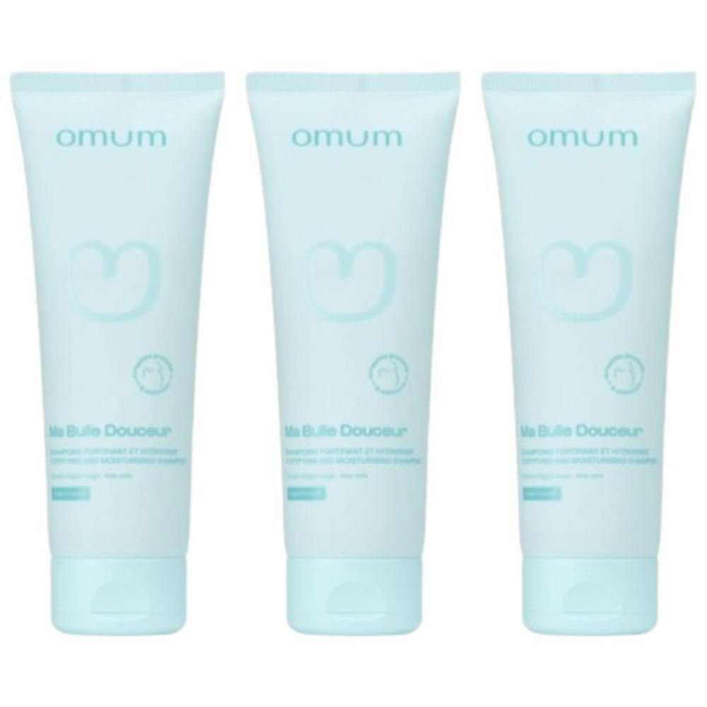 Drie lichtblauwe tubes Omum Ma Bulle Douceur Shampoo.