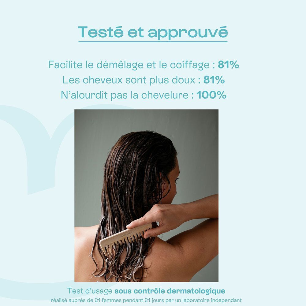 Femme se peignant les cheveux mouillés; résultats de tests et d'approbation Omum Mon Baume Douceur Après-Shampoing.