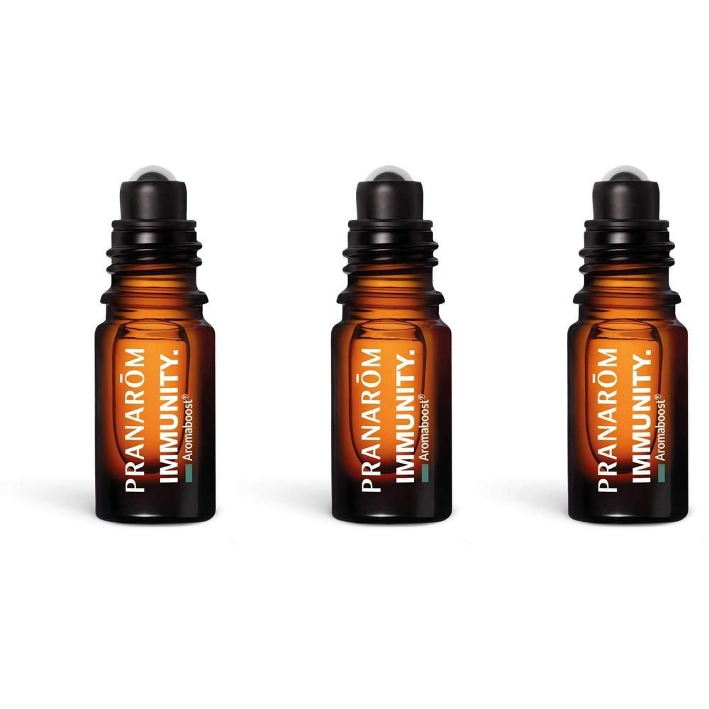 Drie flesjes Pranarom Roll-on Immunity met roll-on applicator en bruine glazen flesjes.