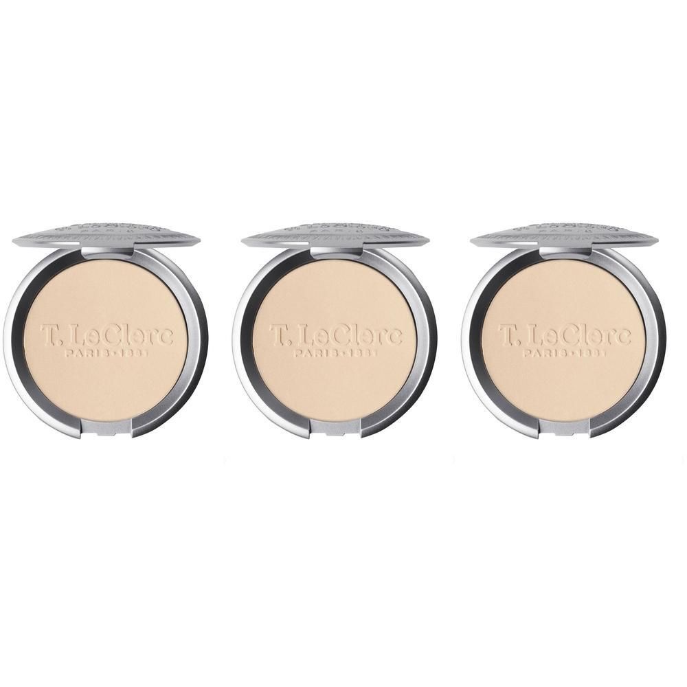 Trois poudres compactes T. LeClerc dans des boîtiers argentés, couvercles ouverts. La poudre est beige clair.