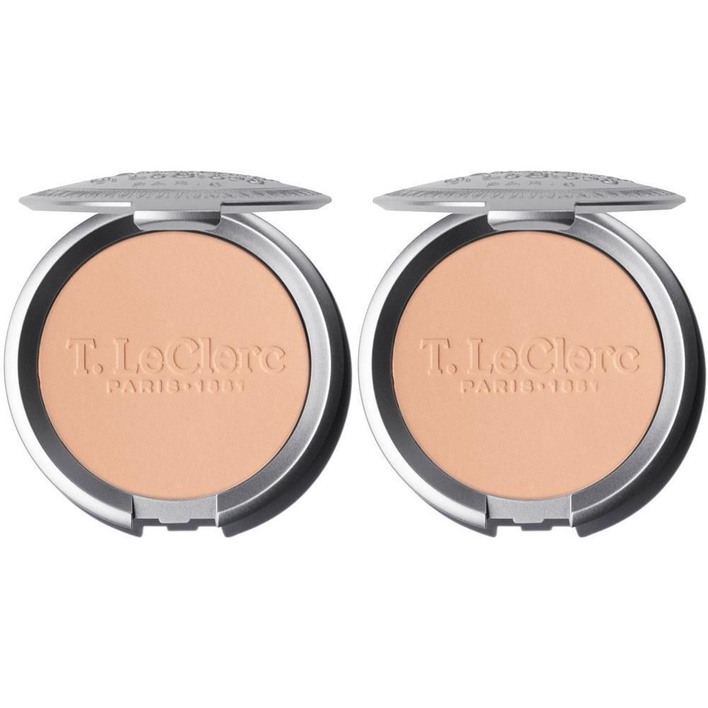Deux boîtes de poudre ouvertes, contenant de la poudre beige clair avec le nom de marque en relief.