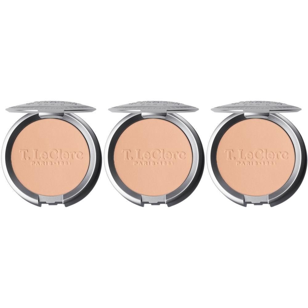 Drie T. LeClerc Poudre Compacte in Ambre-kleur, in zilverkleurige poederdoosjes met open deksel.