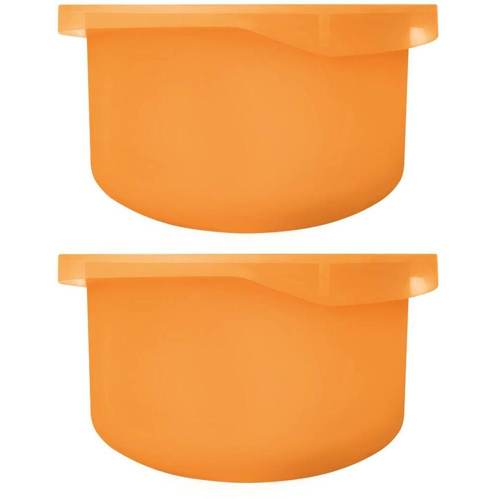 Deux recharges de crème orange avec couvercles transparents.
