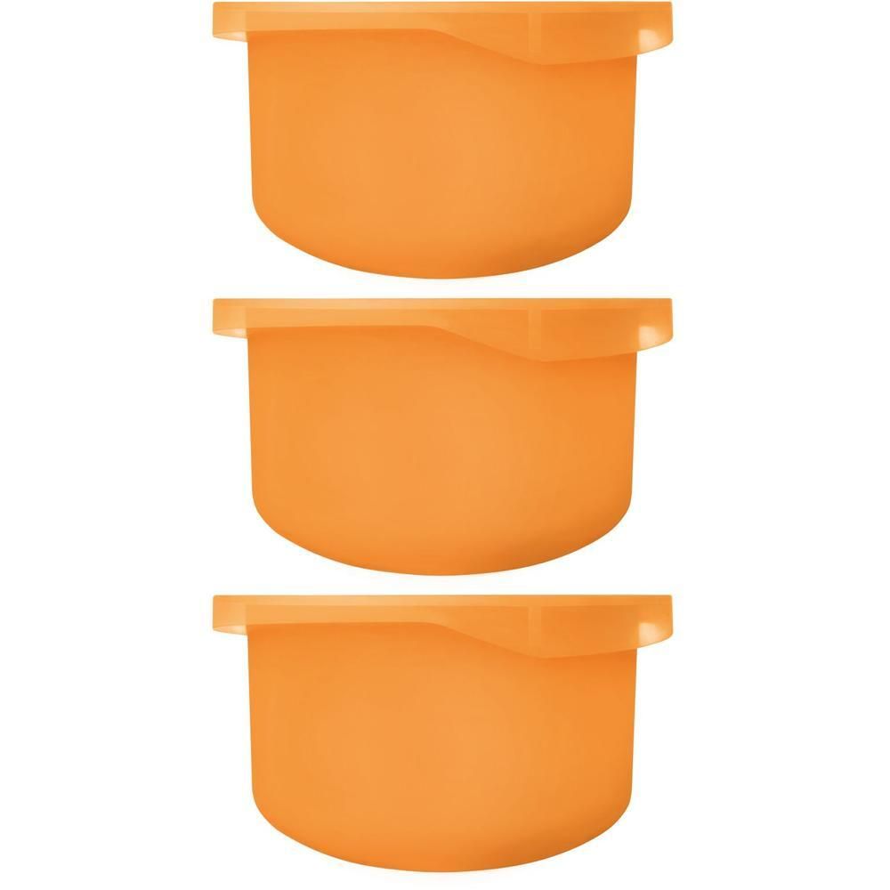 Drie oranje bakjes met deksel, opgestapeld.
