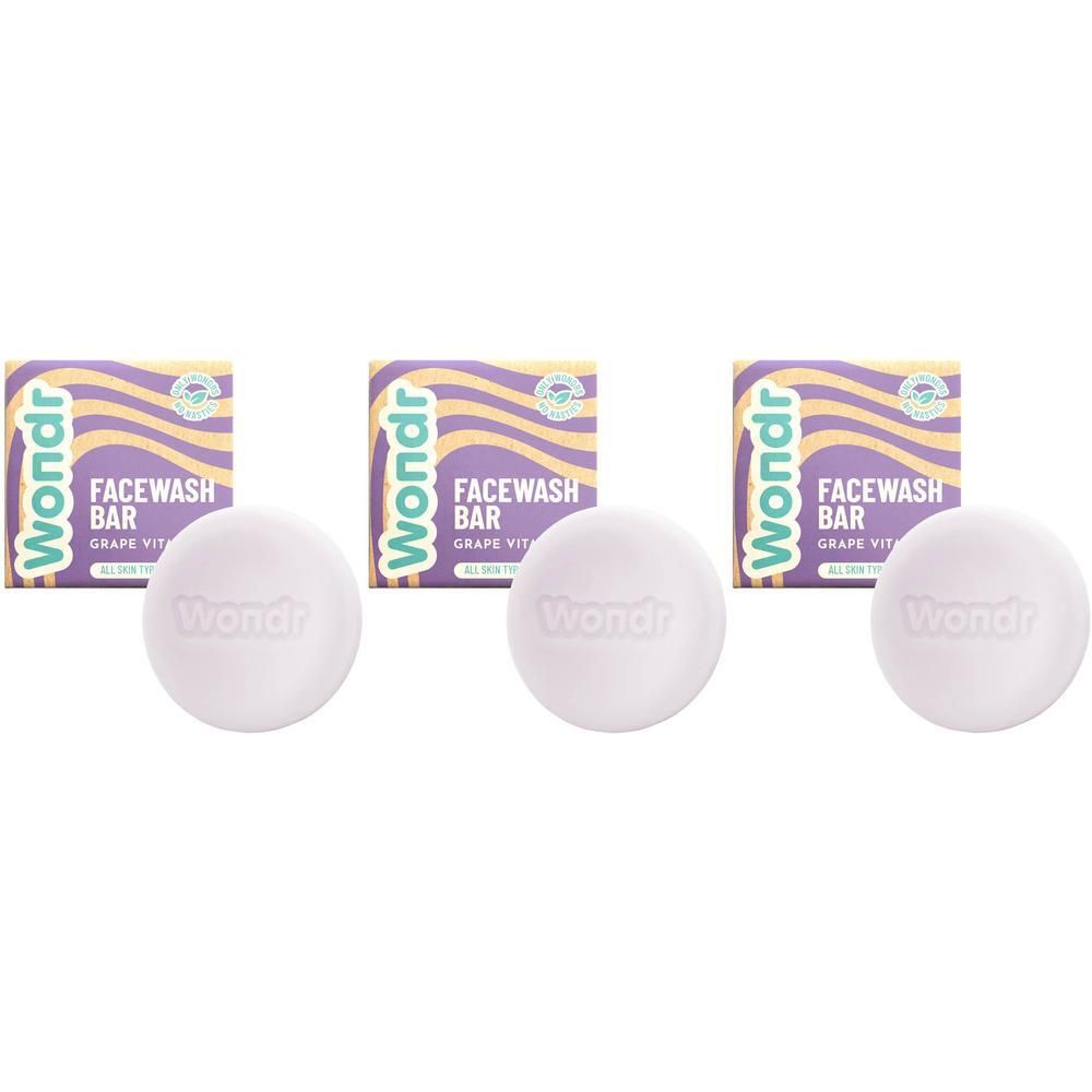 Drie ronde, witte facewash bars met 'Wondr' erop. Daarnaast drie rechthoekige verpakkingen met paarse en gele golven.