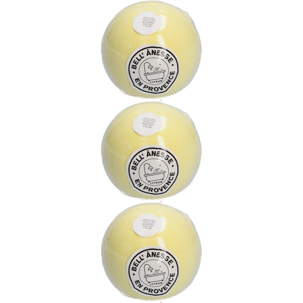 Trois boules de bain rondes jaunes, emballées individuellement dans du film, avec une étiquette.